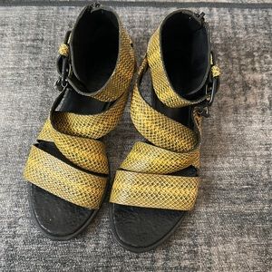 Authentic rag& bone women‘s yellow python leather sandals with zipper 38.5 8.5